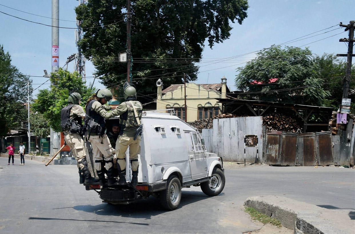  7 injured in anantnag clashes