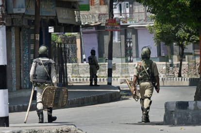  7 injured in anantnag clashes