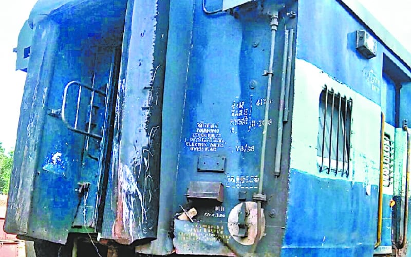 lucknow to varanasi sealdah express coupling break