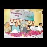 राजा गंज चौराहे पर बाबा पैलेस में अगस्त क्रांति दिवस पर समारोह को संबोधित करते पूर्व राज्यपाल अजीज कुरैशी।