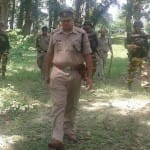तलाश अभियान चलाती पुलिस टीम