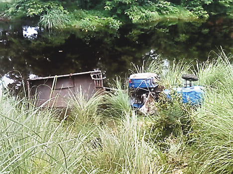 Tractor-trolley upturned, a death, 15 injured