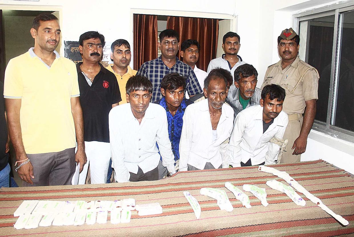 Unveils Road Holdap Six crook caught