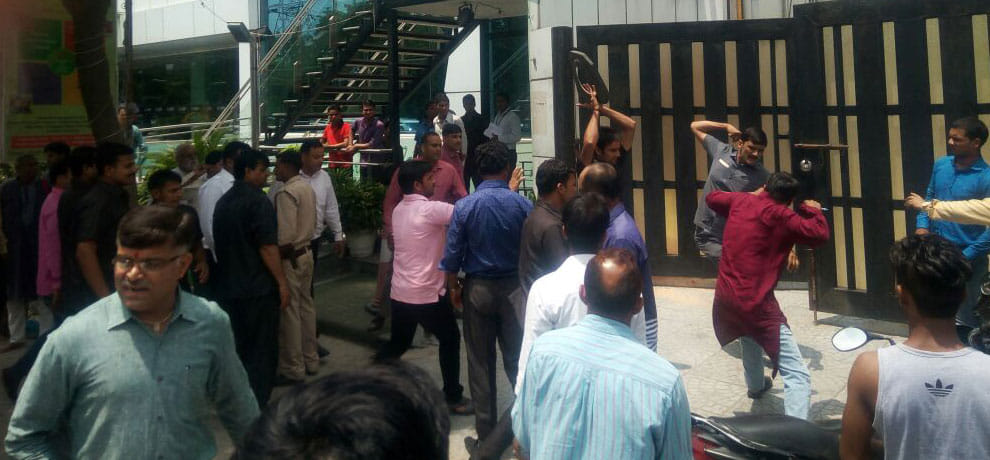 builders bouncers beaten family of contractor in ghaziabad 