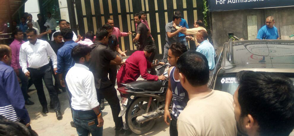 builders bouncers beaten family of contractor in ghaziabad 