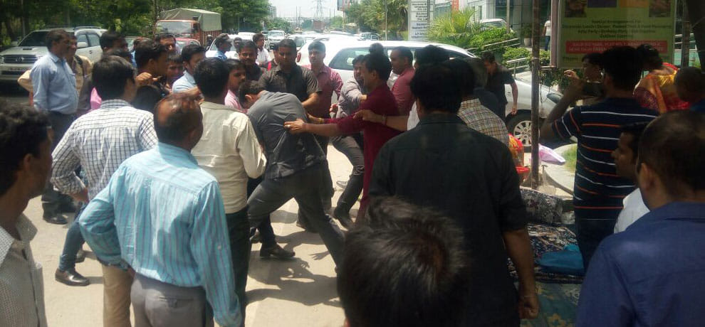 builders bouncers beaten family of contractor in ghaziabad 