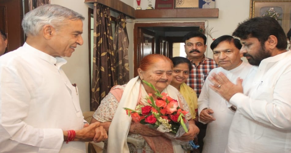 chandigarh congress honoured freedom fighters at their homes.