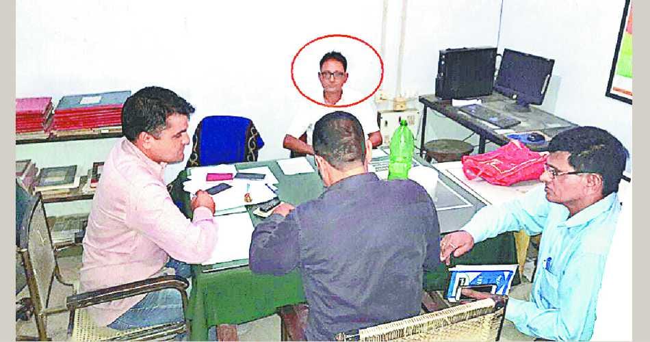 Dc office clerk, bribe, clerk take bribe, arrest, five thousand rupees bribe