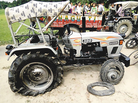 HT line of the tractor-trolley ran from touching current Kanvrion