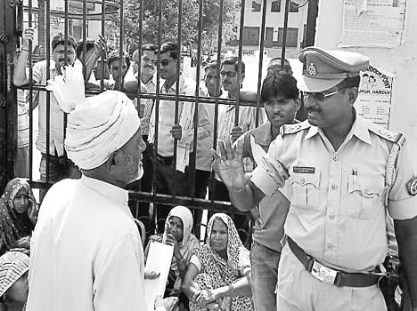 The performance by the villagers at the gate lockout