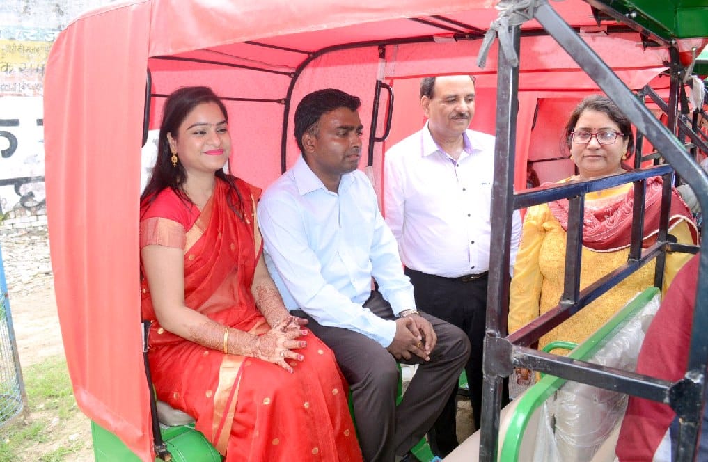 E-rickshaw drivers license to the self-employed at the fair