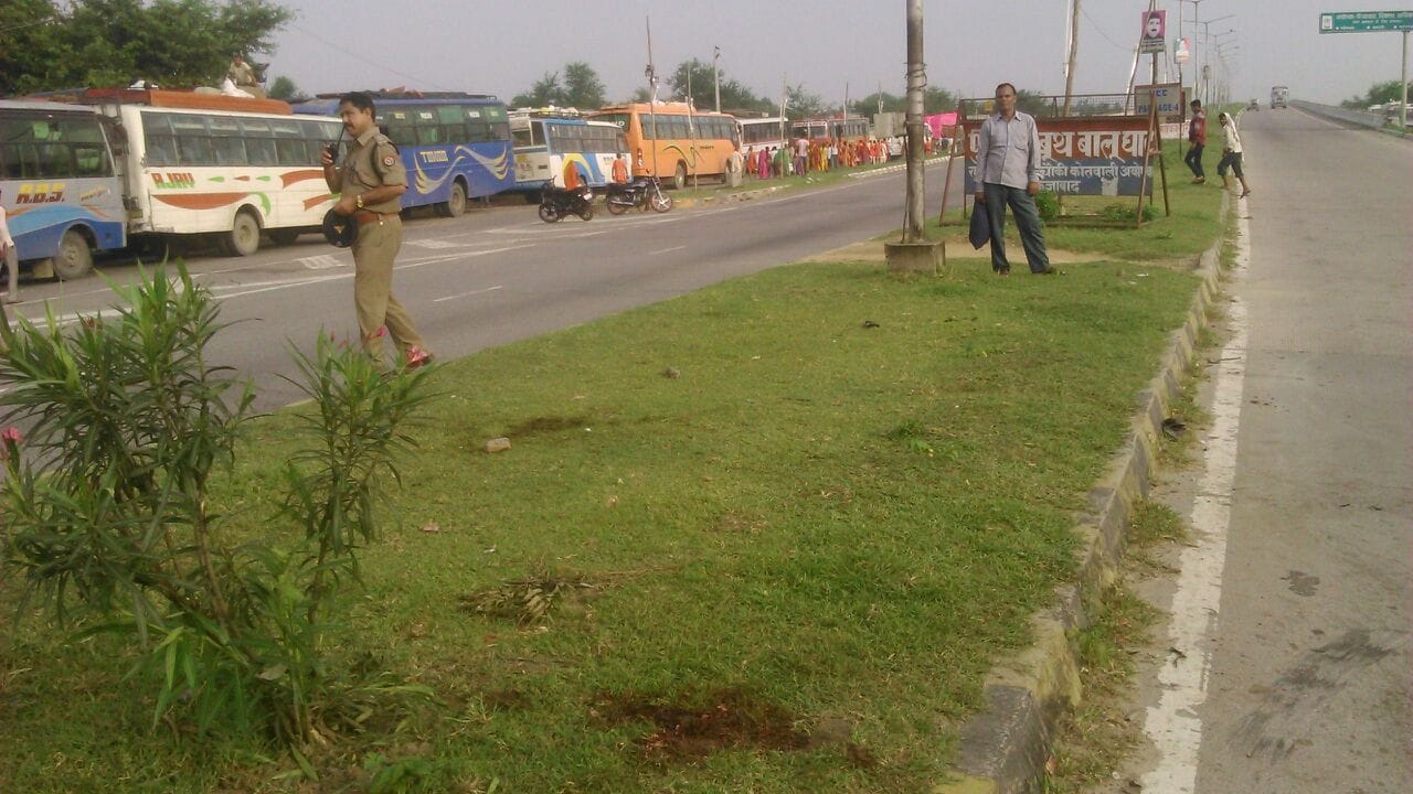 uncontrolled truck hits many people sleeping on ayodhya highway