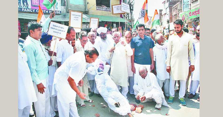 crop insurance, fasal bima, PM, Narendra modi, Mannequin burn