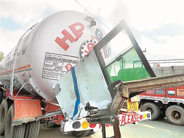 Gas Tanker-bus collision, six passengers injured