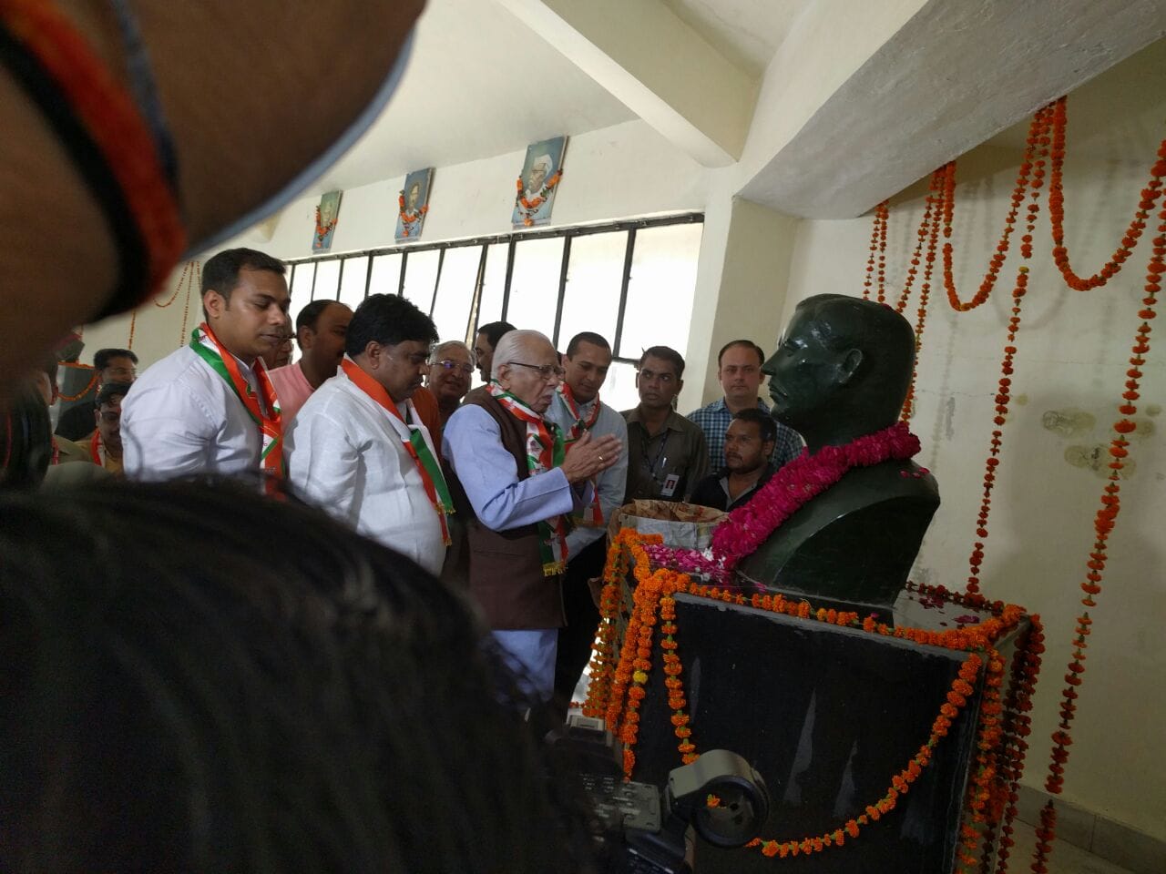 governor ram naik pays tribute to martyrs of kakori