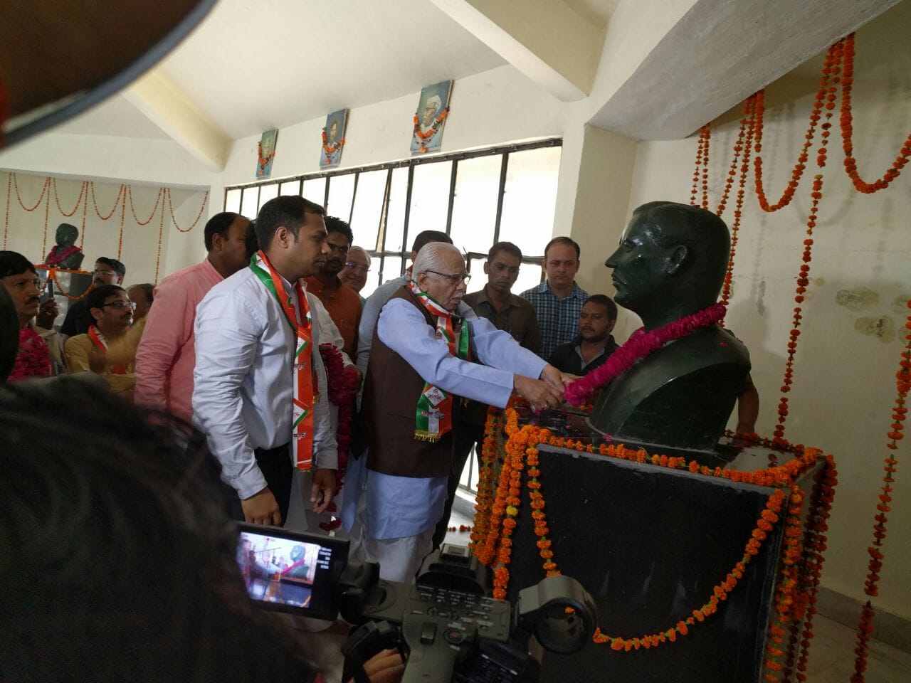 governor ram naik pays tribute to martyrs of kakori