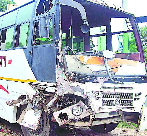 Bus and truck collision grueling , seven serious