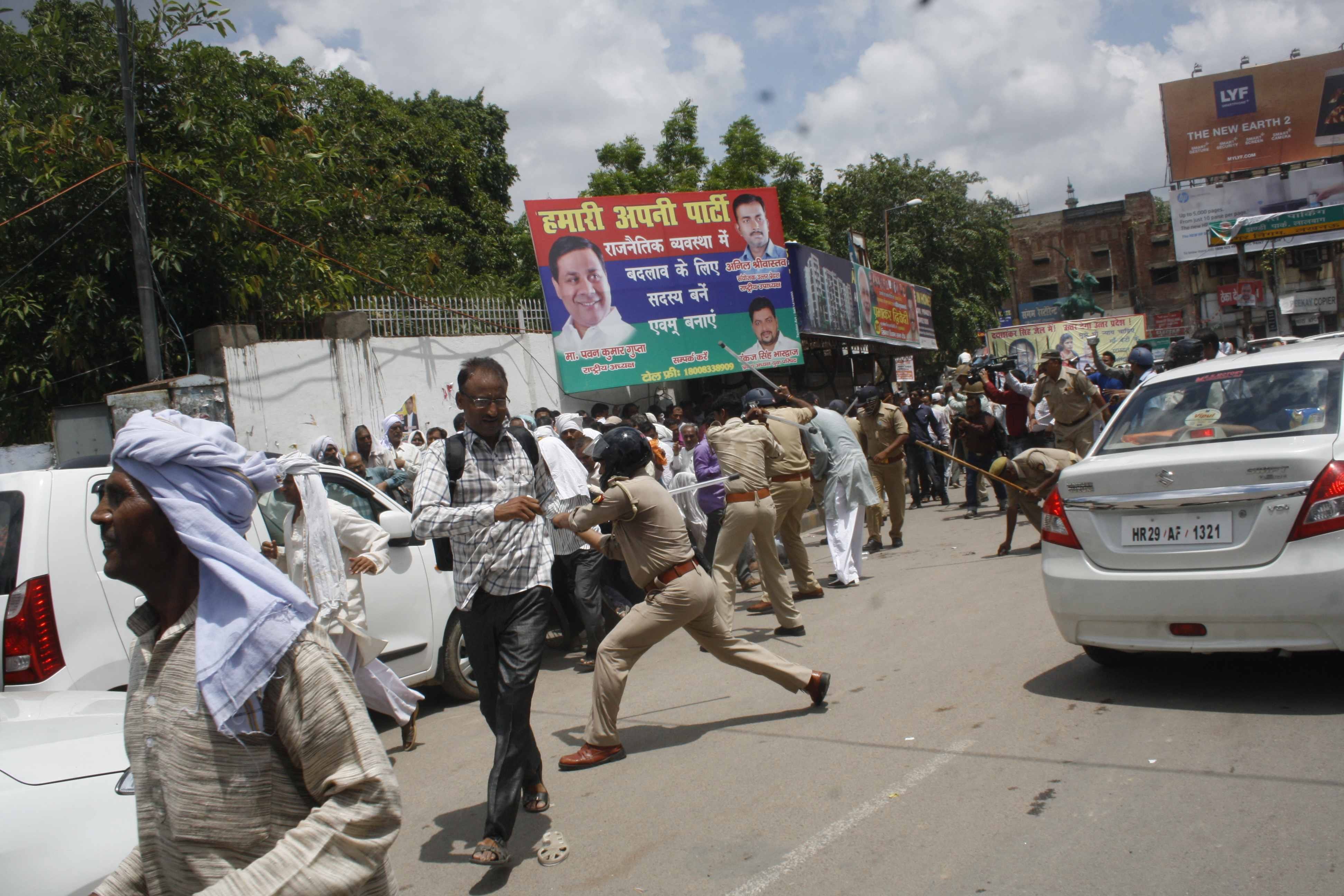 police lathi charge on protesters in lucknow