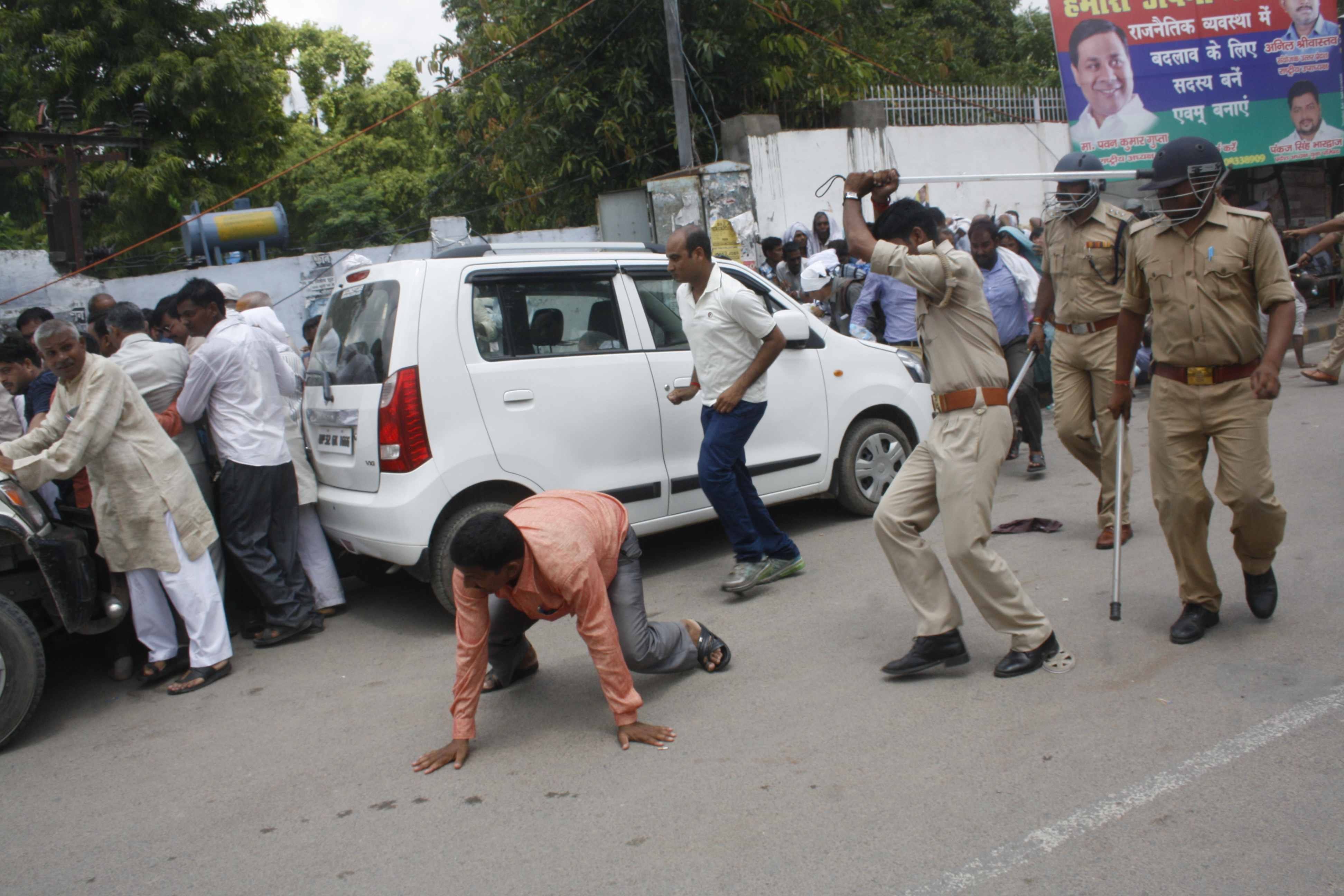 police lathi charge on protesters in lucknow