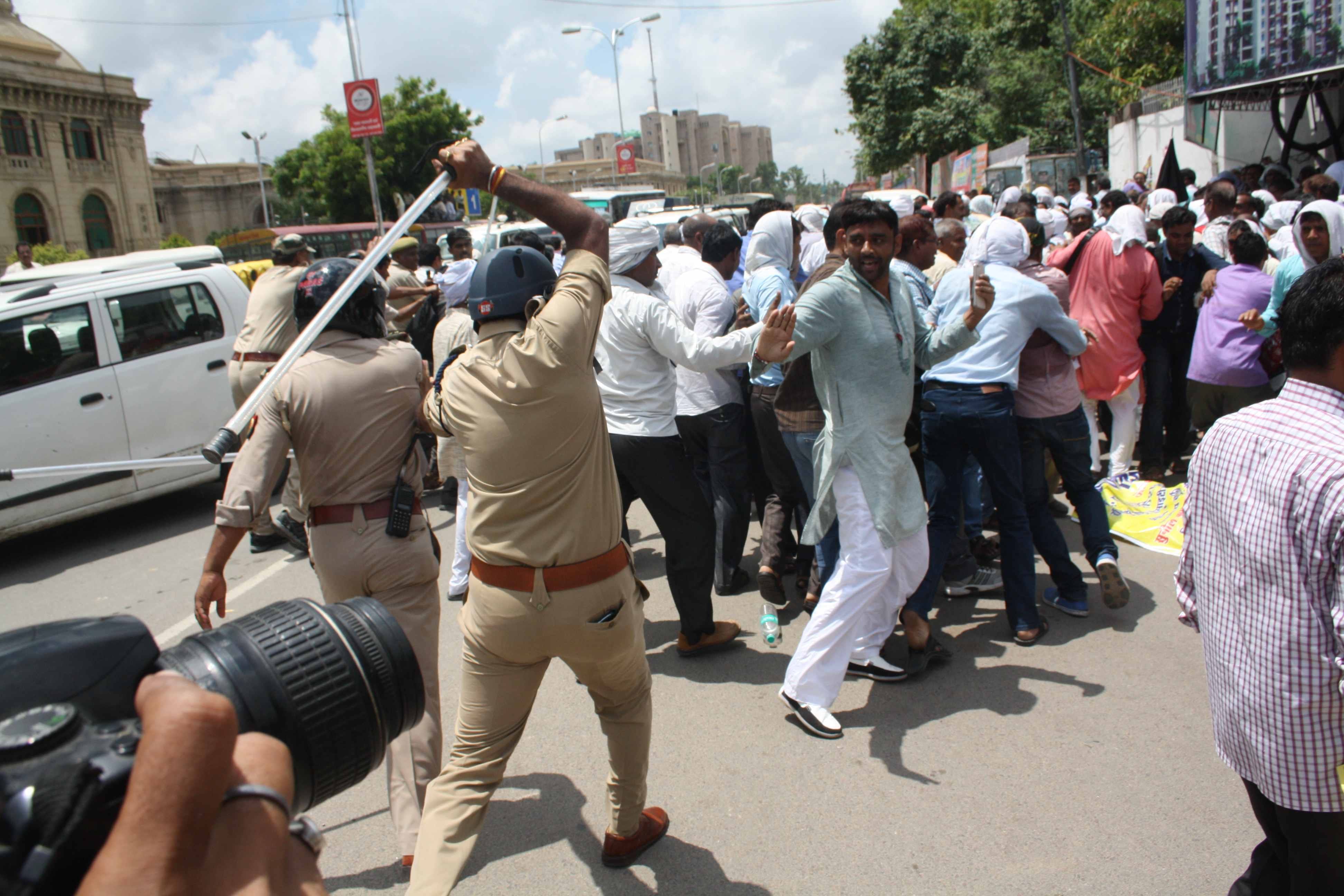 police lathi charge on protesters in lucknow