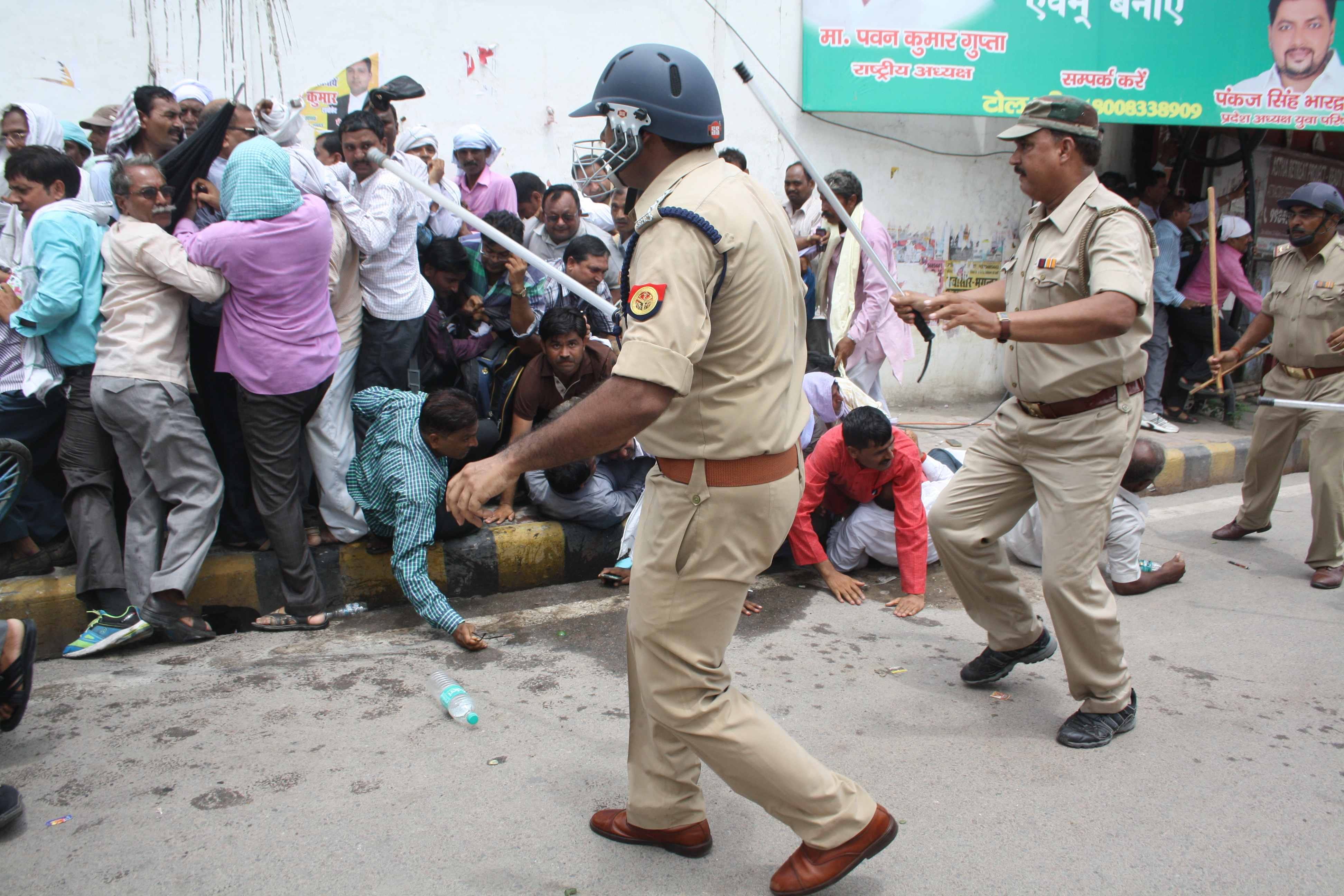 police lathi charge on protesters in lucknow