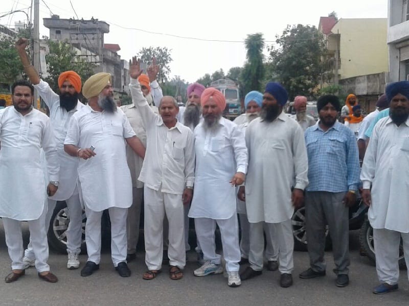 protest, gurdaspur protest, protest in front of police station, protest to take action, amritsar 