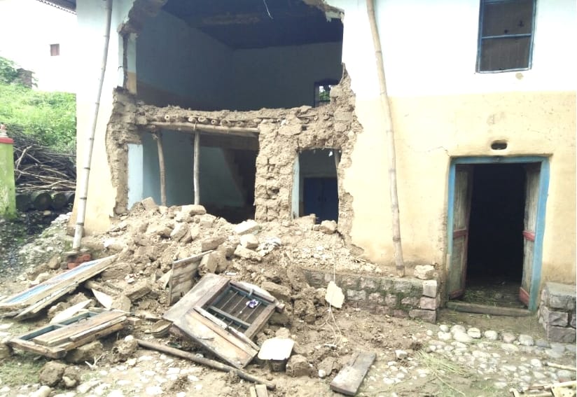 Rain fell from the wall in the girl buried alive