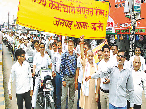Vehicle procession lashed out at the government employee