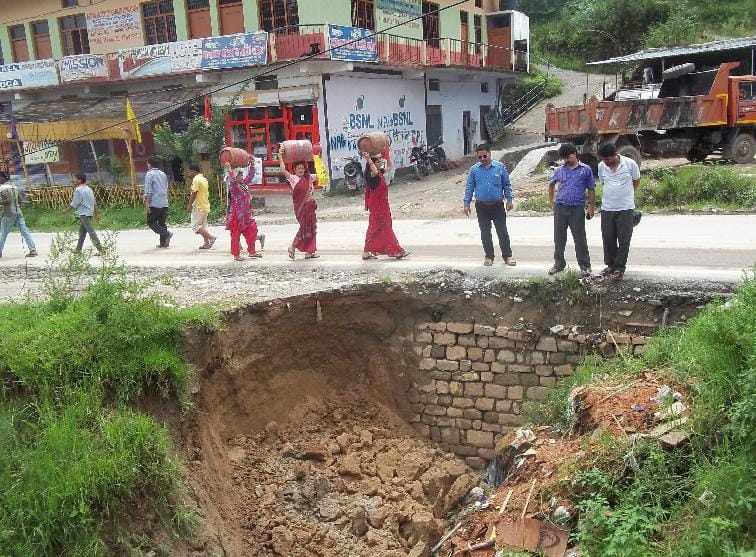 The risk of flowing road