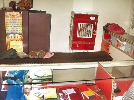 Jewellers shop shutter breaking 1.5 million theft