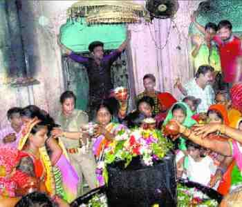 worship the devotees 
