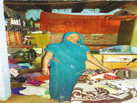 Police uniform came to the looting of miscreants