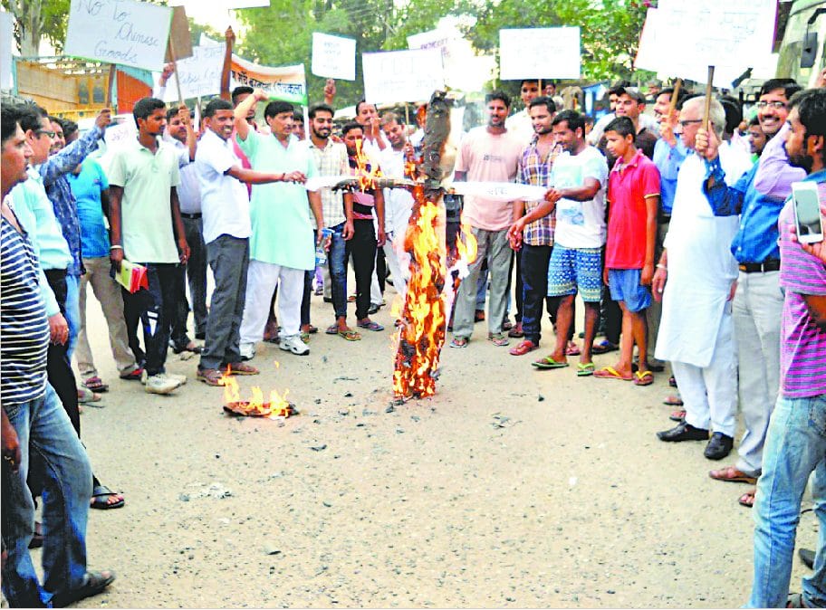 protest against china items, opposing Chinese items, burned an effigy at panchkula, chandigarh