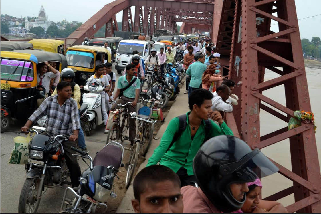 Maruti stuck in no entry people throng to see vessel