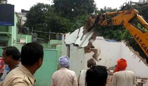 Model Shop demolished , illegal possession of confluence free shops in Place 10