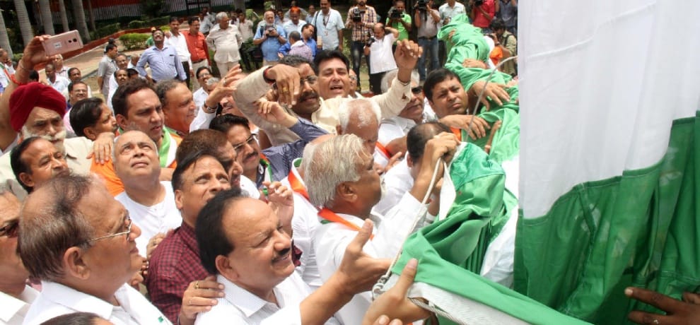 union minister harshvardhan and alka lamba hoist 104 feet tricolor at chandni chowk town hall