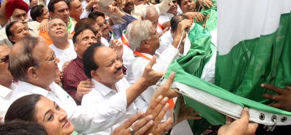 union minister harshvardhan and alka lamba hoist 104 feet tricolor at chandni chowk town hall