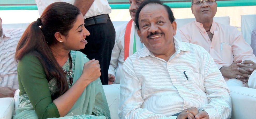 union minister harshvardhan and alka lamba hoist 104 feet tricolor at chandni chowk town hall