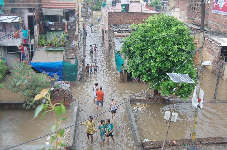 Monsoon Tips To Get Rid Damp Wall And Musty Smell at Home due To Heavy Rain