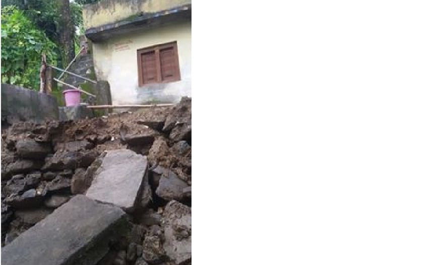 Two houses collapsed in rains molasses