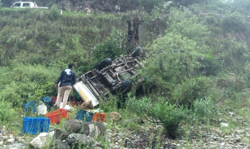 A pickup Fall into beas river at Mandi, five injured.