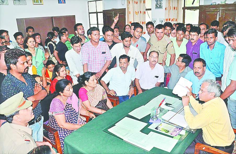 NSUI bordered on the college principal