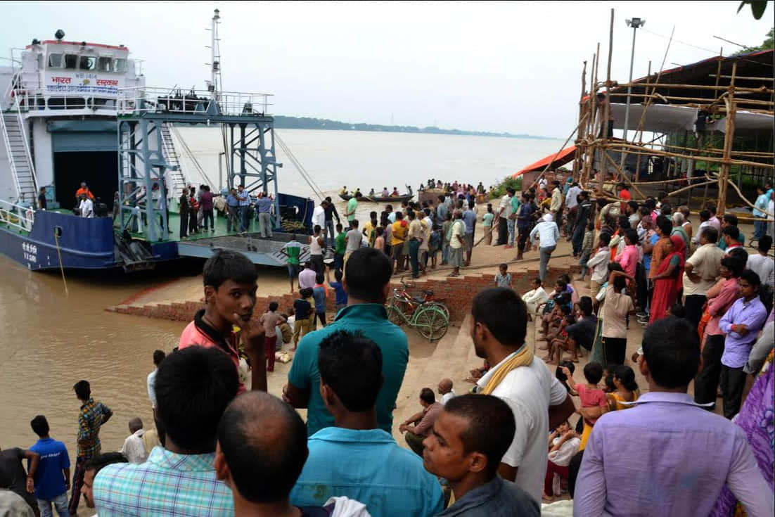 Maruti stuck in no entry people throng to see vessel