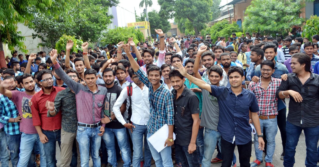 students protest againstunion minister home for lack of teachers in school