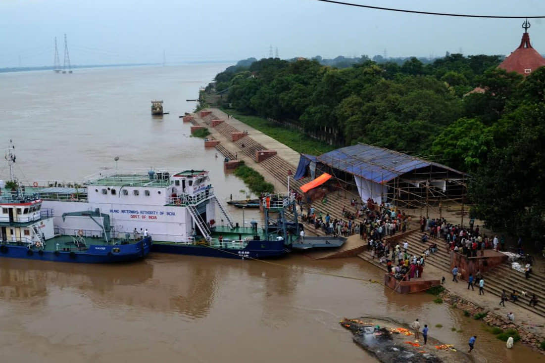 Maruti stuck in no entry people throng to see vessel