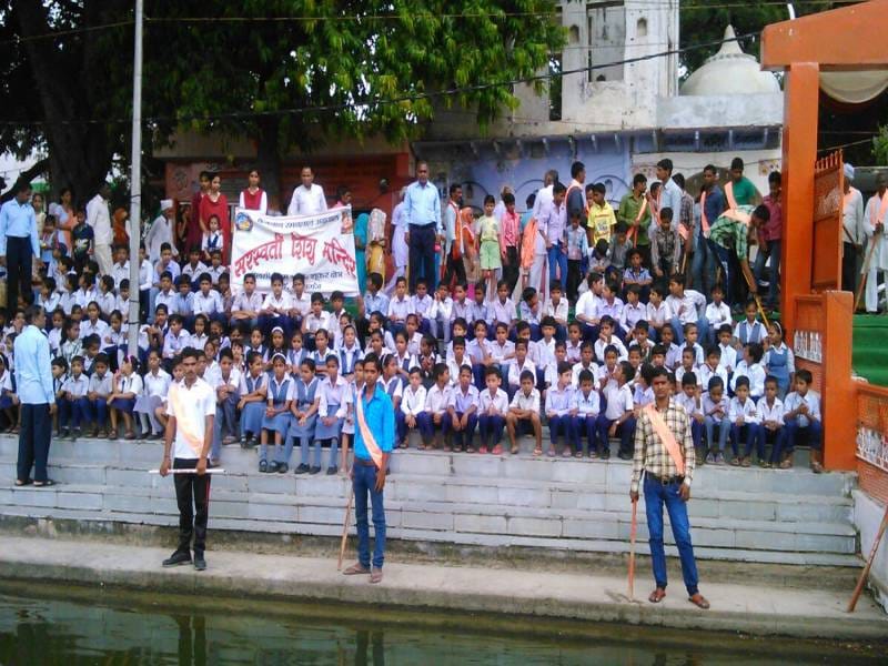 tulaseedaas kee pratima ka dugdhaabhishek kar kiya poojan