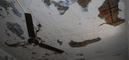 'get scared! The roof of the school not fall far ... '