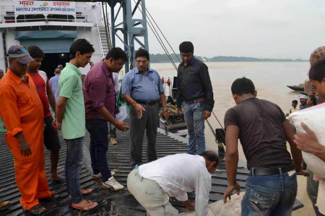 Maruti stuck in no entry people throng to see vessel
