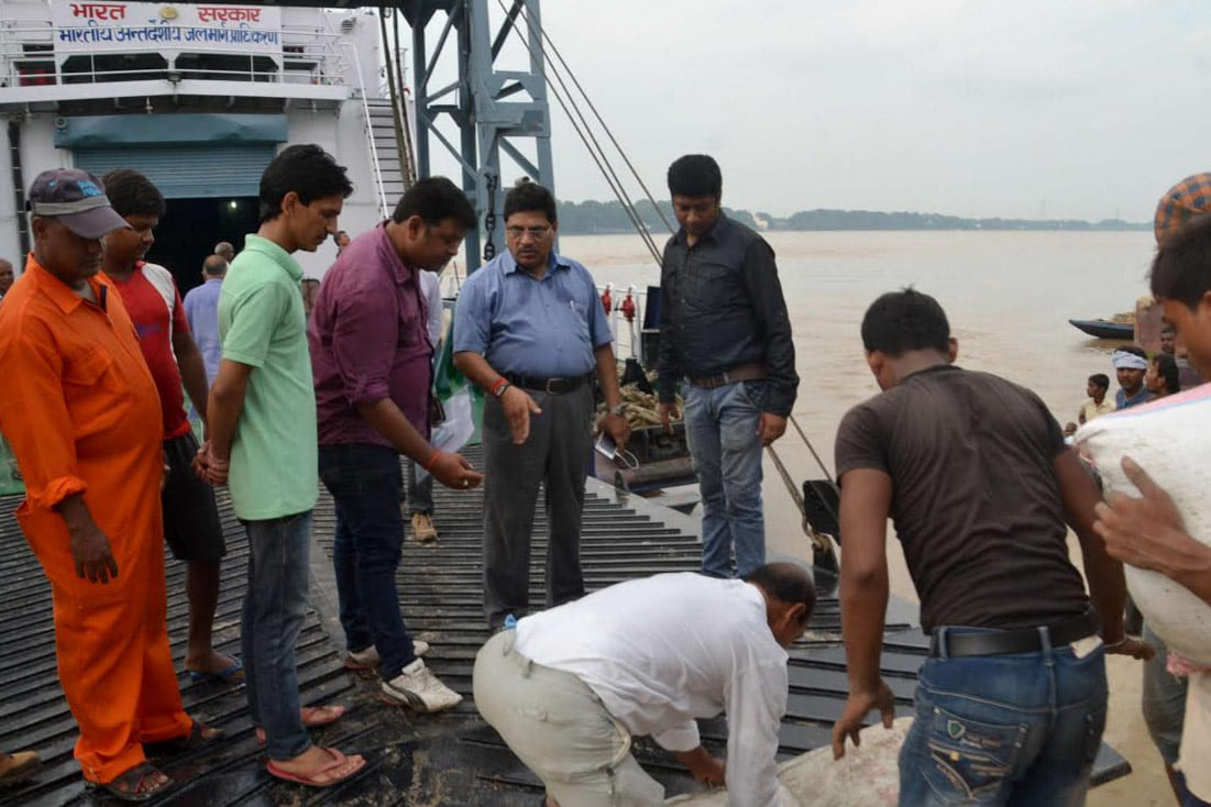 Maruti stuck in no entry people throng to see vessel