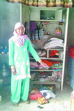 Mirdhanpur two houses in the village, robbed